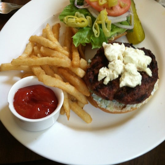 6/29/2012 tarihinde Treenaziyaretçi tarafından LiLLiES Restaurant &amp; Bar'de çekilen fotoğraf