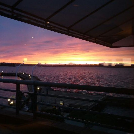 รูปภาพถ่ายที่ Bin On The Lake โดย Shannon M. เมื่อ 3/22/2012