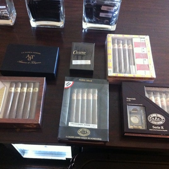 Foto scattata a Renegade Cigar Company da Abe il 6/6/2012