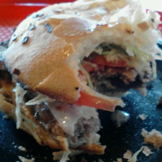 รูปภาพถ่ายที่ Burger 25 Toms River โดย Ashley S. เมื่อ 8/5/2012