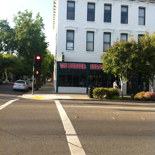4/27/2012 tarihinde Jennifer C.ziyaretçi tarafından The Burger Saloon'de çekilen fotoğraf