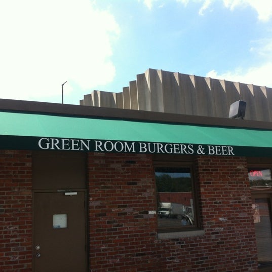 Снимок сделан в Green Room Burgers &amp; Beer пользователем Jerry R. 6/15/2012