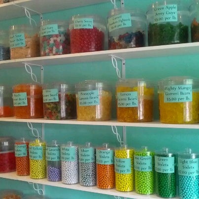 6/23/2012 tarihinde Niky R.ziyaretçi tarafından How Sweet Is This - The Itsy Bitsy Candy Shoppe'de çekilen fotoğraf