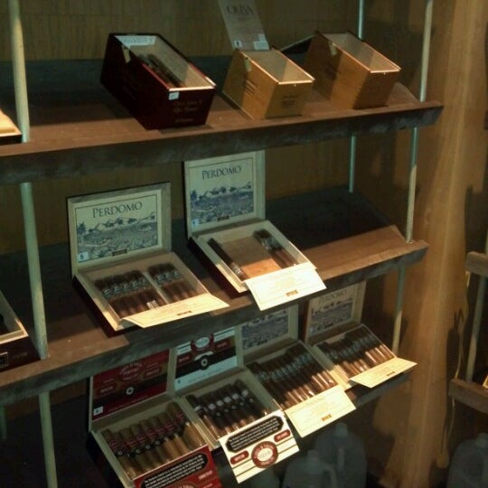 8/23/2012 tarihinde Rawle F.ziyaretçi tarafından Highland Cigar Co.'de çekilen fotoğraf