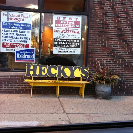 Foto tirada no(a) Hecky&#39;s Barbecue por Carol . em 3/17/2012
