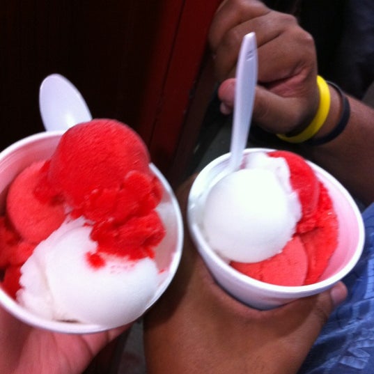 Снимок сделан в Pesso&#39;s Ices &amp; Ice Cream пользователем Blanca G. 8/28/2012