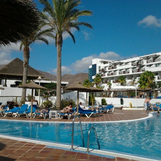 Photo taken at Sandos Papagayo Beach Resort Lanzarote by Eva C. on 9/10/2012
