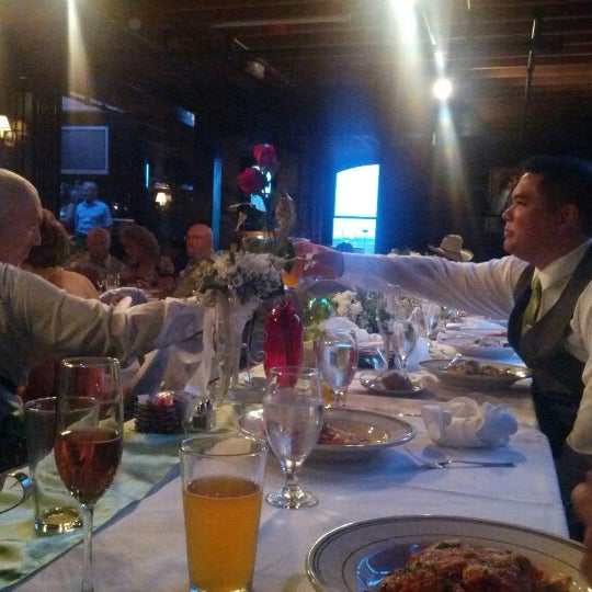 รูปภาพถ่ายที่ McFadden&#39;s Restaurant-Saloon โดย AJ B. เมื่อ 9/1/2012