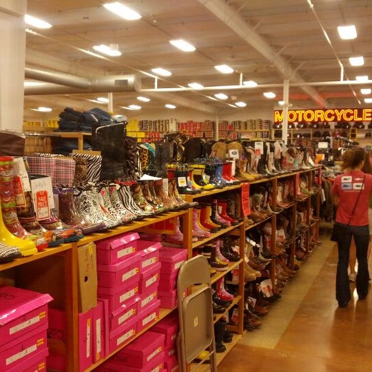 Снимок сделан в Chuck&#39;s Boots пользователем Photo L. 6/1/2012