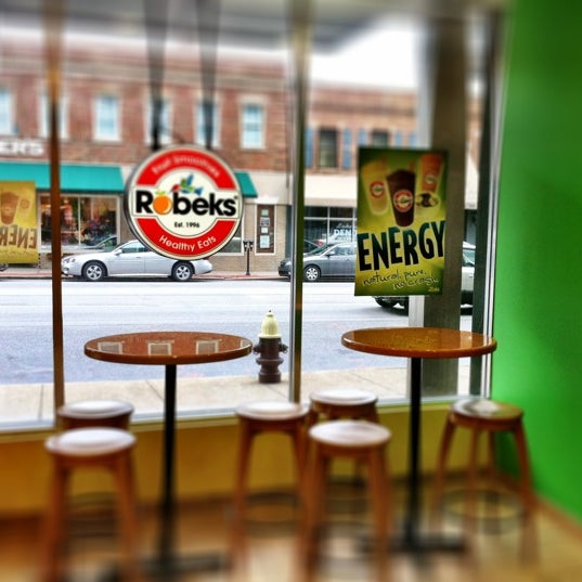 Foto scattata a Robeks Fresh Juices &amp; Smoothies da Gregory W. il 4/14/2012
