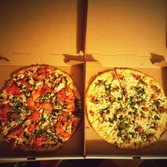 Photo taken at Leonardo&#39;s Pizza by Monserrat A. on 8/25/2012