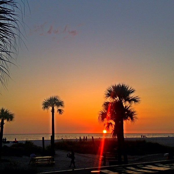 Снимок сделан в Harry&#39;s Beach Bar пользователем Sean S. 8/25/2012