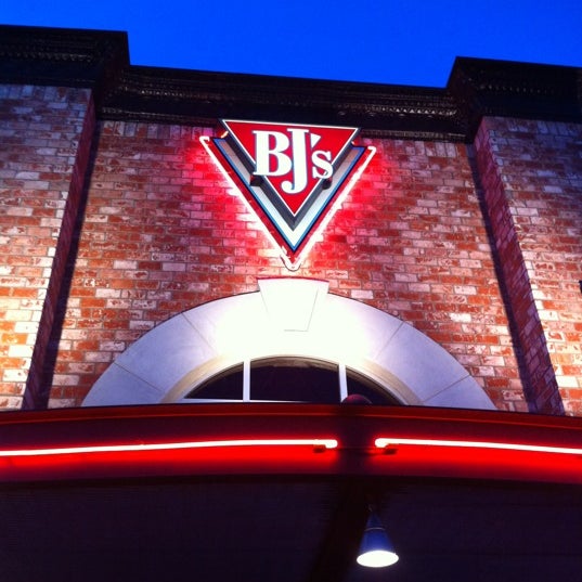 Photo taken at BJ&#39;s Restaurant &amp; Brewhouse by ᴡ P. on 4/4/2012