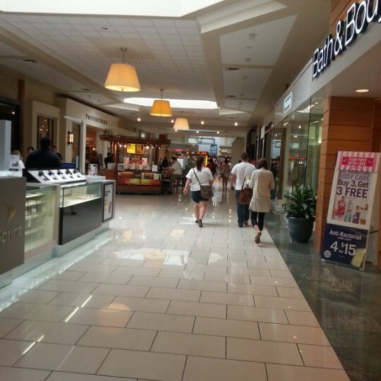 Снимок сделан в West Towne Mall пользователем VazDrae L. 8/16/2012