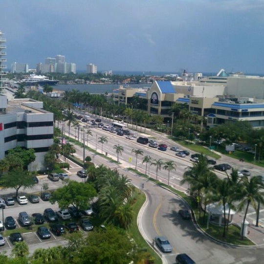 Foto scattata a Renaissance Fort Lauderdale Cruise Port Hotel da Justin R. il 4/13/2012