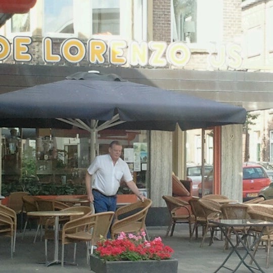 Photo taken at De Lorenzo IJs en Koffie by Alessandro D. on 8/22/2012