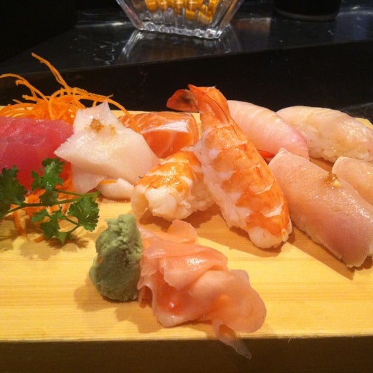 Photo prise au Nanami Sushi Bar &amp; Grill par Wade T. le8/22/2012