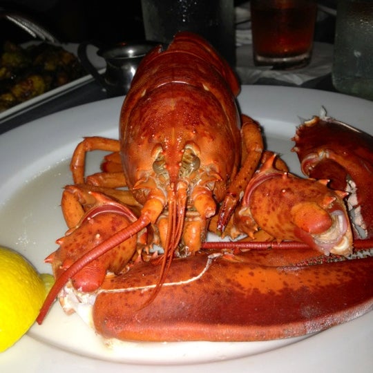 Снимок сделан в Longboards Seafood Restaurant пользователем Jessi W. 2/18/2012