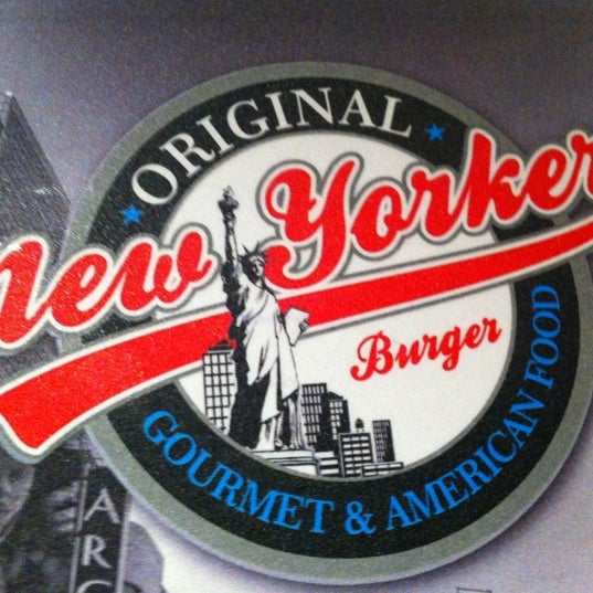 Снимок сделан в New Yorker Burger пользователем Mauricio P. 7/25/2012