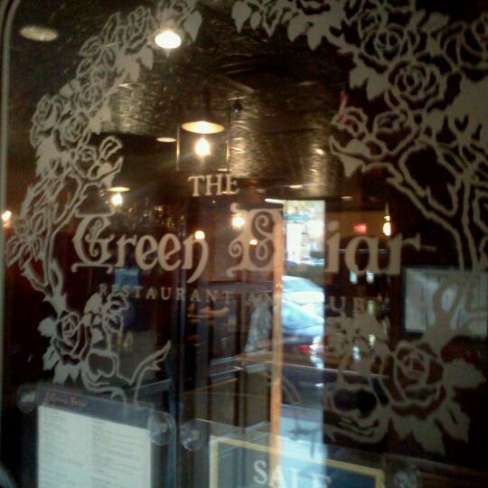 Foto scattata a Green Briar Restaurant &amp; Pub da John H. il 4/16/2012