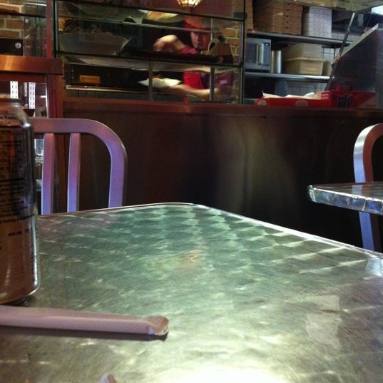 2/22/2012にJake S.がCaesar&#39;s Palace Pizzeriaで撮った写真