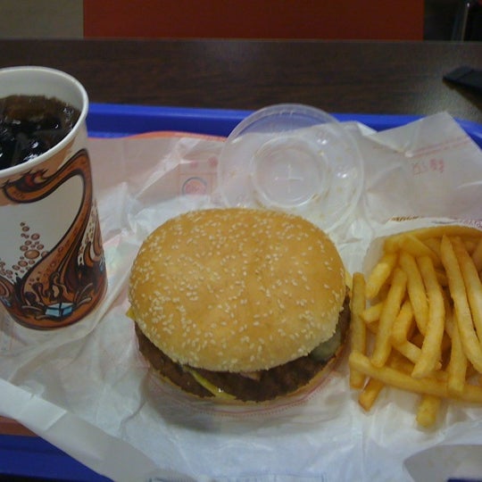 รูปภาพถ่ายที่ Burger King โดย Bolitas M. เมื่อ 3/24/2012