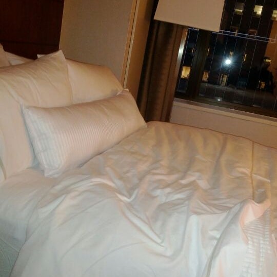 Das Foto wurde bei The New York Helmsley Hotel von Brenda N. am 5/24/2012 aufgenommen