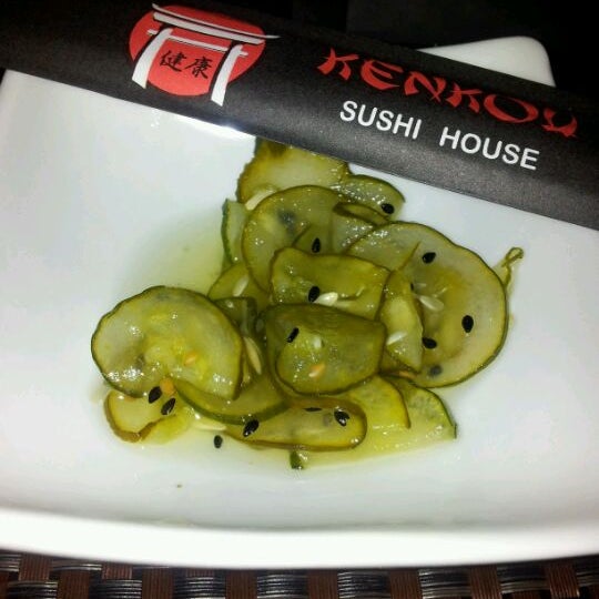 รูปภาพถ่ายที่ Kenkou Sushi House โดย Kelly V. เมื่อ 5/3/2012