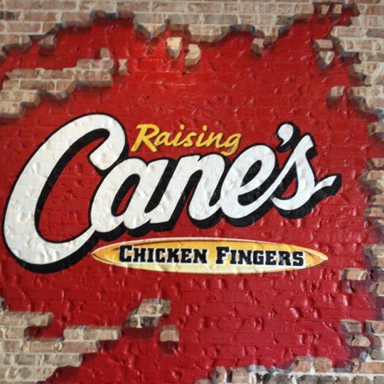 รูปภาพถ่ายที่ Raising Cane&#39;s Chicken Fingers โดย Madalyn S. เมื่อ 8/25/2012