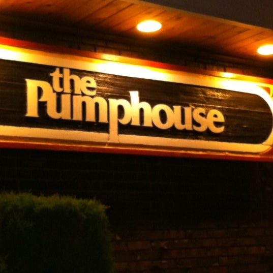 Снимок сделан в THE PUMPHOUSE BAR &amp; GRILL пользователем Dustyn F. 5/17/2012