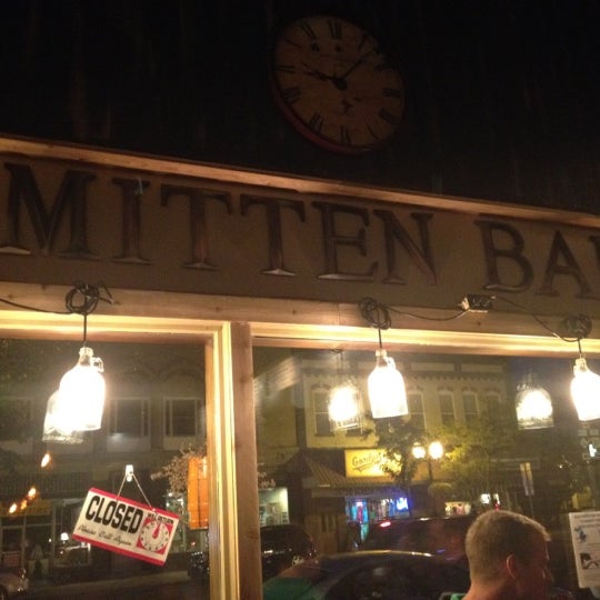Foto tomada en The Mitten Bar  por Jessica R. el 9/1/2012