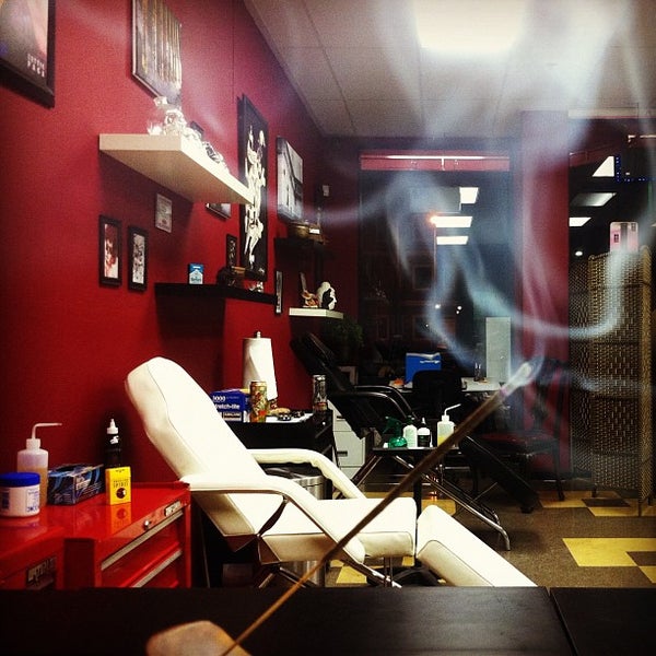 Foto tirada no(a) The Experience Ink Tattoo and Smoke Shop por Vin A. em 4/29/2012