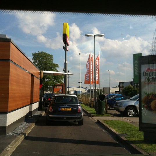 รูปภาพถ่ายที่ McDonald&#39;s โดย Peter R. เมื่อ 6/5/2012