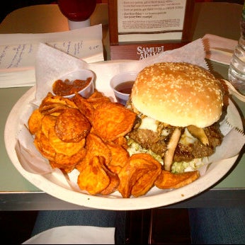 Foto tomada en Joy Burger Bar  por Jonny S. el 3/25/2012