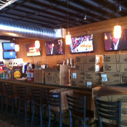 รูปภาพถ่ายที่ Charles Village Pub โดย @followfrannie B. เมื่อ 4/13/2012