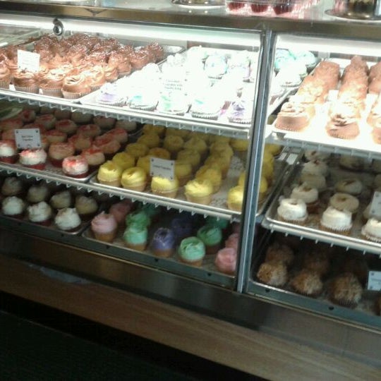 3/12/2012 tarihinde Emma L.ziyaretçi tarafından Buttercup Bake Shop'de çekilen fotoğraf