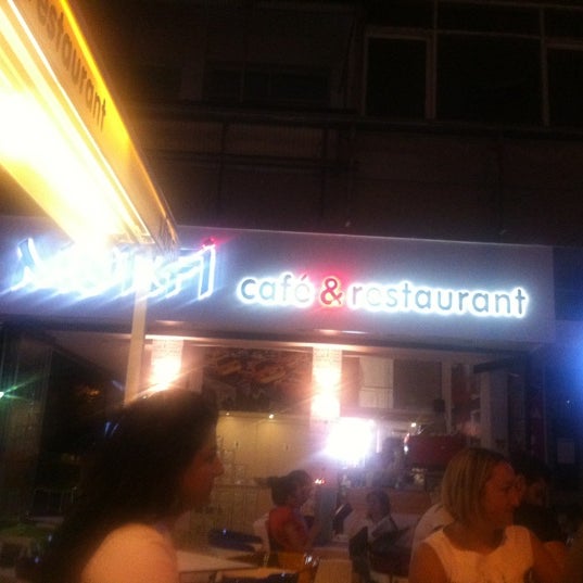 Das Foto wurde bei Mörfi Cafe &amp; Bar &amp; Restaurant von Sercanust am 6/23/2012 aufgenommen