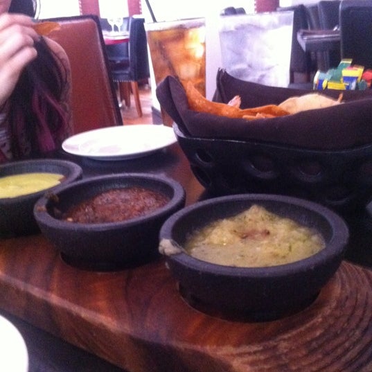 Foto scattata a Maximo Cocina Mexicana &amp; Margarita Lounge da Krista P. il 4/2/2012