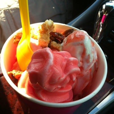 Photo taken at Yogurt Zone by Esmeralda L. on 7/21/2012