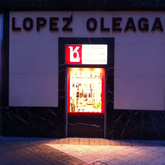 Photo taken at Delicatessen López Oleaga by Docmat B. on 3/6/2012