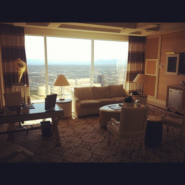Photo taken at Tower Suite Bar at The Wynn by ALEX B. on 8/24/2012