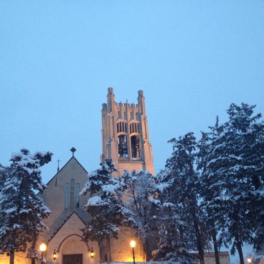 Foto scattata a St Margaret Mary&#39;s Catholic Church and School da Joe C. il 2/19/2012