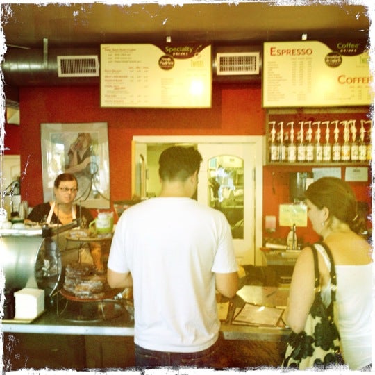 รูปภาพถ่ายที่ Twiggs Bakery &amp; Coffeehouse โดย Brent A. เมื่อ 9/2/2012