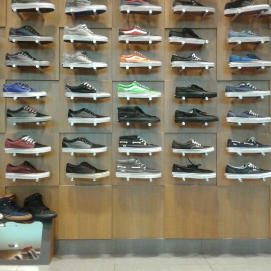 vans mall plaza vespucio