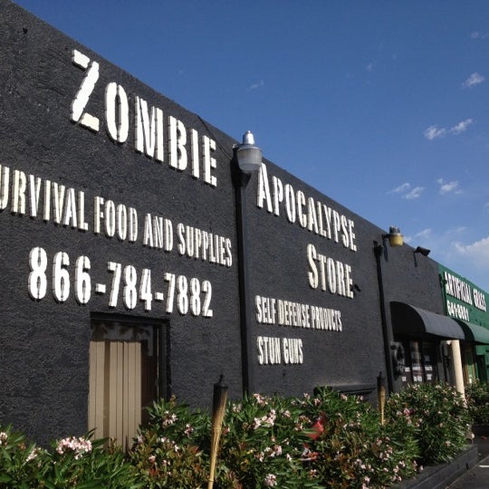 รูปภาพถ่ายที่ Zombie Apocalypse Store โดย Stefan V. เมื่อ 4/23/2012