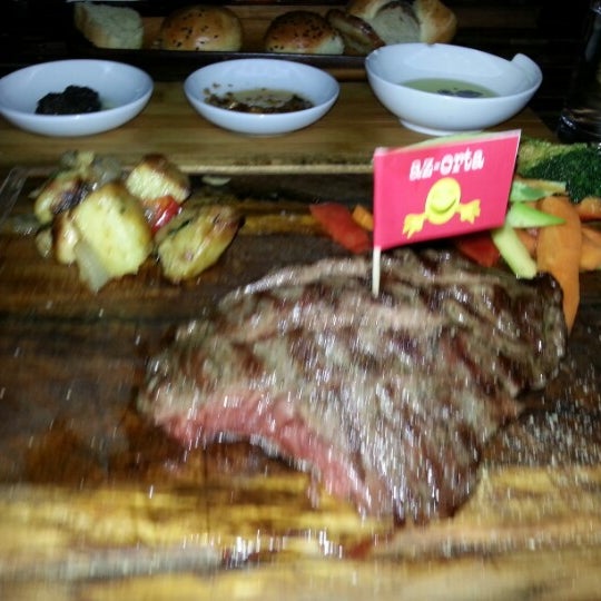 8/20/2012 tarihinde Aslı Ç.ziyaretçi tarafından Beeves Steakhouse'de çekilen fotoğraf