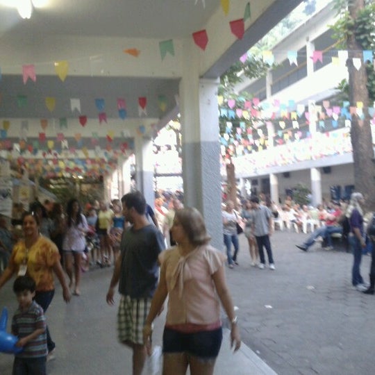 Entrada e Saída de Alunos - Colégio São Vicente de Paulo