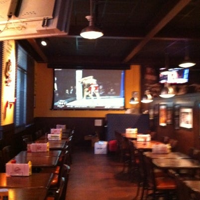 รูปภาพถ่ายที่ Champions Restaurant &amp; Sports Bar โดย Amanda W. เมื่อ 8/12/2012