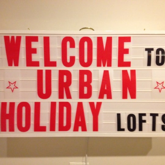 รูปภาพถ่ายที่ Urban Holiday Lofts โดย Andrew C. เมื่อ 8/26/2012