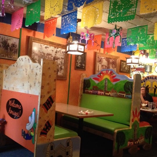4/12/2012 tarihinde Robert W.ziyaretçi tarafından Guadalajara Mexican Restaurant &amp; Bar'de çekilen fotoğraf
